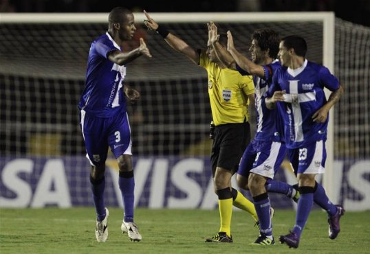 Liverpool are interested in Brazilian defender Dede, according to his agent.
