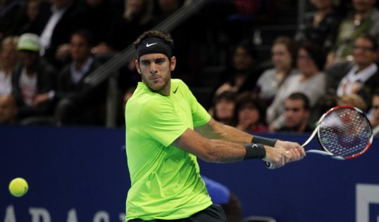 World number eight Juan Martin Del Potro has won the opening set of the ATP World Indoors beating Roger Federer 6-4.