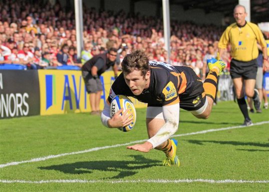London Wasps centre Elliot Daly has agreed a long-term contract extension with the Premiership club.