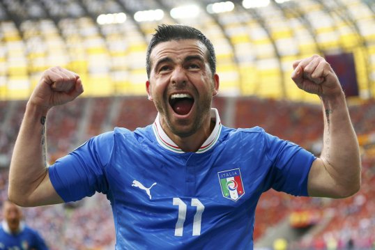 Veteran striker Antonio Di Natale has signed a contract extension with Udinese.