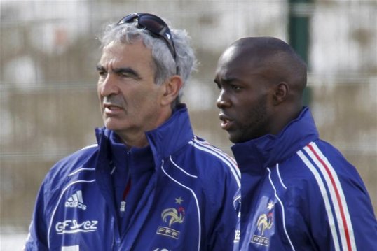 Anzhi Makhachkala midfielder Lassana Diarra has called time on his international career after being left out of the latest France squad.