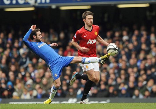 Manchester United plan to sit down with midfielder Michael Carrick in the next few weeks to discuss a new one-year contract extension.