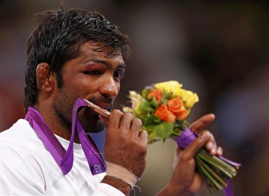 The International Wrestling Federation (Fila) has urged wrestler not to return their Olympic medals as a protest over the sport being dropped from the Games.