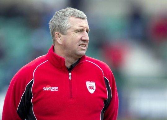 Newport Gwent Dragons are set to give former Ospreys coach Lyn Jones a major role at Rodney Parade.