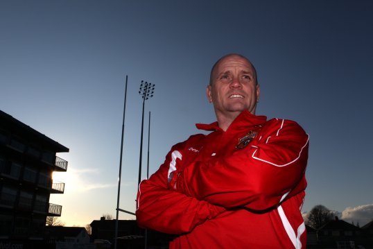 Catalans Dragons boss Laurent Frayssinous has backed the appointment of Wakefield Trinity Wildcats coach Richard Agar as part time France boss for the 2013 World Cup.