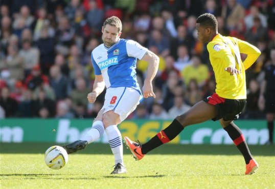 Blackburn Rovers midfielder David Dunn has signed a new one-year contract with the Championship club.