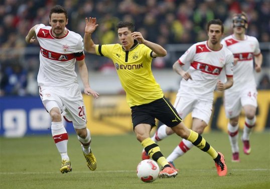 Borussia Dortmund goalkeeper Roman Wiedenfeller has urged his team-mate Robert Lewandowski to ignore interest from Manchester United and Bayern Munich and stay with the German champions.