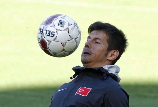 Turkish midfielder Emre Belozoglu has left Atlético Madrid to return to Fenerbahce, just over six months after making the move the other way.