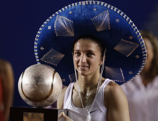 Top seed Sara Errani retained her Mexico Open title with a dominant straight sets win over Spain's Carla Suarez Navarro in Acapulco.