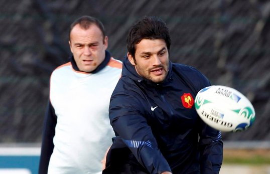 Racing Metro centre Fabrice Estebanez has received a four-week ban for striking Saracens and England wing David Strettle.