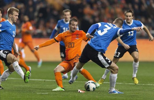 Netherlands eventually wore Estonia's defence down to end as comfortable 3-0 winners in the World Cup qualifier.