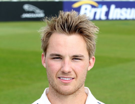 Warwickshire batsman Laurie Evans has agreed a two-year contract with the Edgbaston club.