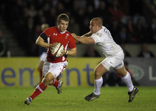 Newport-Gwent Dragons scrum-half Jonathan Evans has signed a new year deal to keep him at the region until the end of the 2014-15 season.