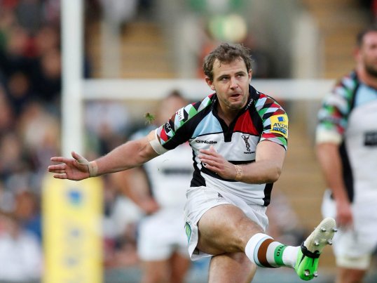 Harlequins fly-half Nick Evans has committed his future to the London club after signing a three year contract extension.