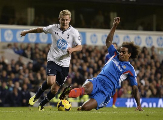 Everton have been offered the chance to sign long-time target Lewis Holtby from Tottenham Hotspur, who are keen to strike a deal for Ross Barkley.