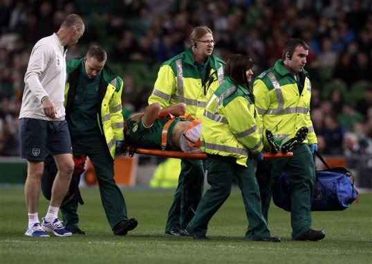 Everton midfielder Darron Gibson has been ruled out for “several months” after he damaged his cruciate ligaments in his knee.