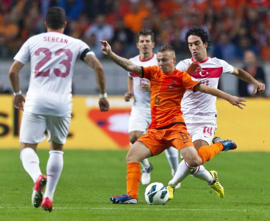 Everton are monitoring Feyenoord playmaker Jordy Clasie.