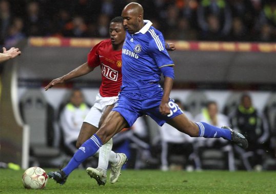 West Bromwich Albion striker Nicolas Anelka has defended Manchester United's Patrice Evra for comments he made in a scathing attack on French media commentators.