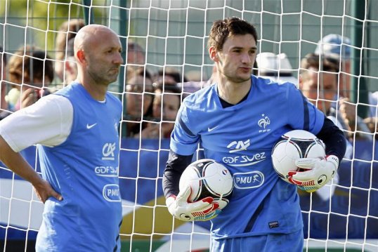 Former Manchester United goalkeeper Fabian Barthez appears set for a job as “luxury consultant” to French club Paris Saint-Germain.