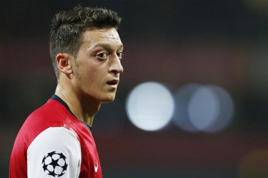 Former Arsenal striker John Hartson has played down comparisons between Dennis Bergkamp and Gunners attacking midfielder Mesut Ozil.