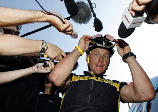 Officials at the Justice Department have recommended that the federal government join a lawsuit filed against cyclist Lance Armstrong by former team-mate Floyd Landis, according to US reports.