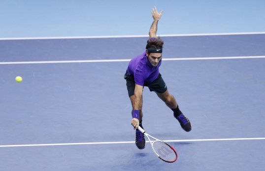 World number two Roger Federer has praised the atmosphere of London crowds as he progressed to the final of the ATP World tour Finals.