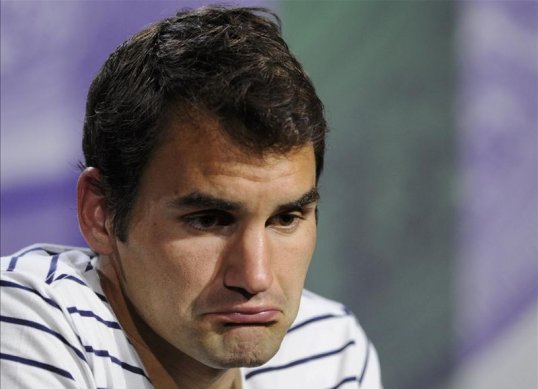 Roger Federer has lost to qualifier Federico Delbonis in the semi-final of the German Tennis Championships in Hamburg.