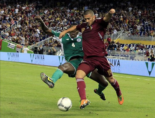 Venezuela international midfielder Frank Feltscher has joined Bristol City for a trial and is likely to appear for the U21 side.