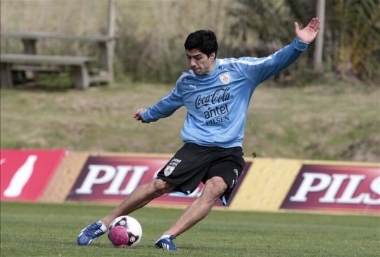 Fifa have announced that it will be investigating an incident involving Uruguay’s Luis Suárez during his side’s 2-0 defeat to Chile.