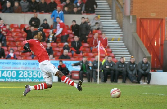 Nottingham Forest striker Robbie Findley has had his contract cancelled by mutual consent.