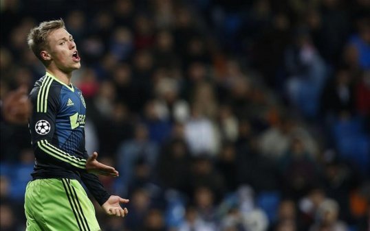 Ajax striker Viktor Fischer is set to finalise a new contract with the Dutch club in the near future, ending speculation that Manchester United were interested in the teenager.
