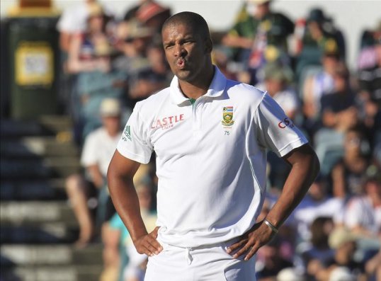 Fast bowler Vernon Philander is a doubt for South Africa's New Year's Test against New Zealand, which begins on 2 January.
