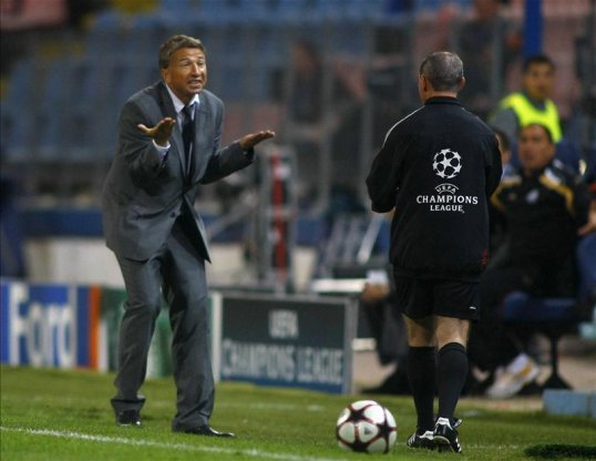 Former Chelsea defender Dan Petrescu says footballers have too much power in the modern game.