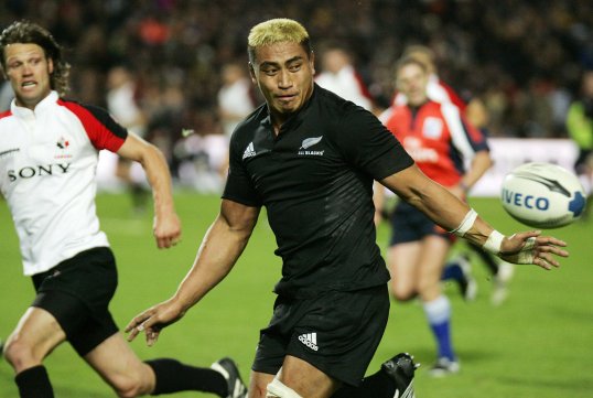 Former New Zealand flanker Jerry Collins has been arrested in Japan on charges of illegally carrying a kitchen knife in a department store, police said on Sunday.