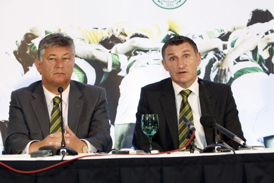 A man who made a threatening tweet to Celtic chief executive Peter Lawwell and was banned from attending football matches has had the order lifted by appeal judges
