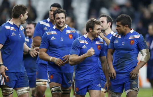 A virtuoso kicking display from Frédéric Michalak helped France to a crushing 33-6 victory over Australia tonight.