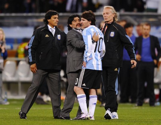 Former Uruguayan midfield ace Enzo Francescoli has said that he think Lionel Messi is one of the greatest players ever, even better than Diego Maradona.