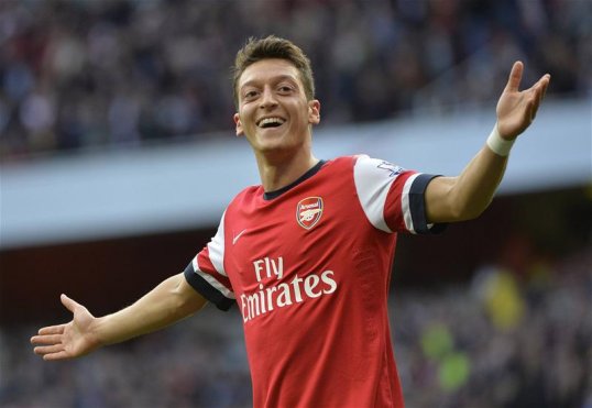 Two goals from Mesut Ozil gave Arsenal a highly convincing 4-1 win over Norwich City to send the Gunners back to the top of the Premier League.