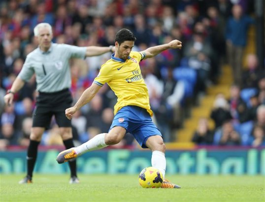 Arsenal held on to their lead to earn three points against Crystal Palace at Selhurst Park despite having to play with ten men for a large period of the second half.