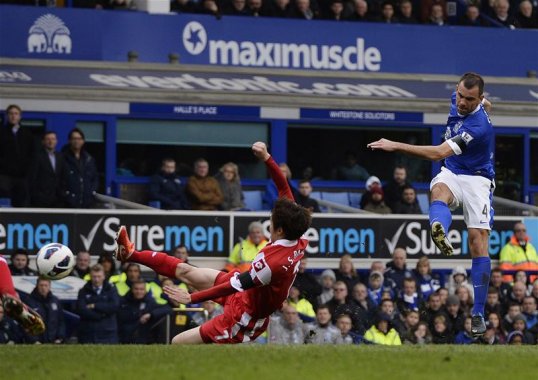 Everton have picked up an important three points against Queens Park Rangers thanks to goals from Darron Gibson and Victor Anichebe.