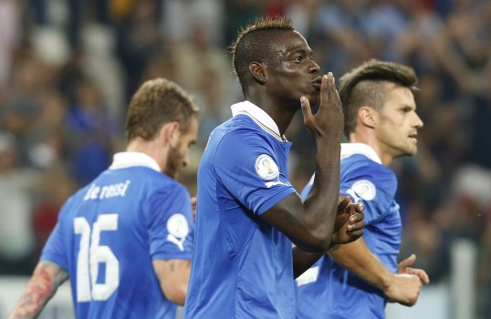 Italy qualified for the 2014 World Cup with a narrow victory over 10-man Czech Republic in Turin.