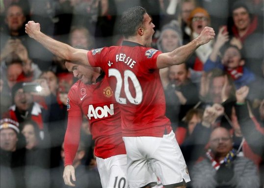 Robin van Persie's header gave Manchester United a crucial 1-0 win over Arsenal at Old Trafford.