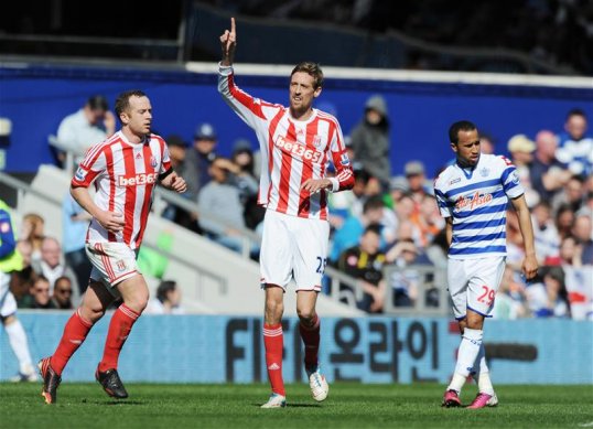 Stoke City have picked up a vital three points in their match with Queens Park Rangers at Loftus Road to halt a run of three losses on the bounce thanks to goals from Peter Crouch and Jonathan Walters.