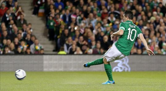 Newly appointed Republic of Ireland manager Martin O'Neill started his international reign with a comprehensive victory over Latvia in Dublin.