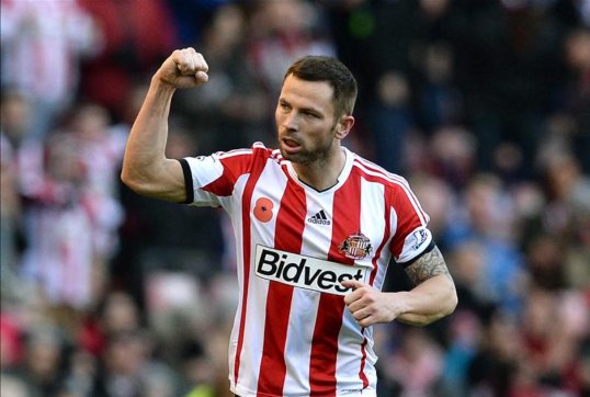 Sunderland managed to hold off the threat from Manchester City after the visitors took a first-half lead.
