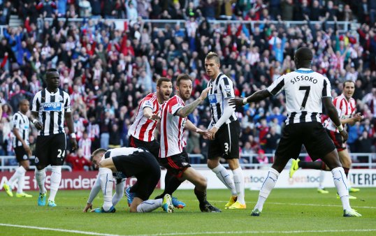 A late Fabio Borini goal gave Sunderland a vital win over Newcastle United in the Tyne-Wear derby on Sunday.
