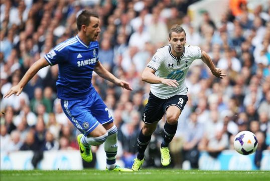 The game at White Hart Lane got off to a lively start in the London derby with both sides looking to press forward.