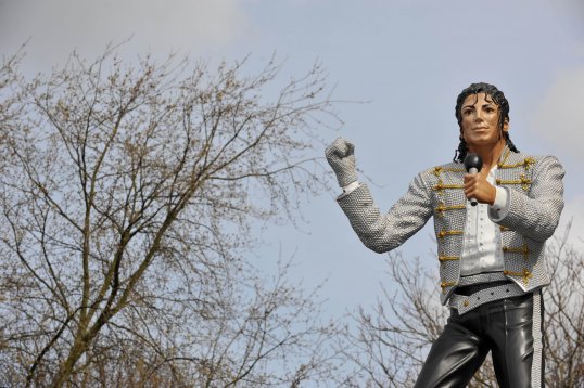 The controversial statue of Michael Jackson outside Fulham’s Craven Cottage stadium is to be returned to former owner Mohamed Al-Fayed.