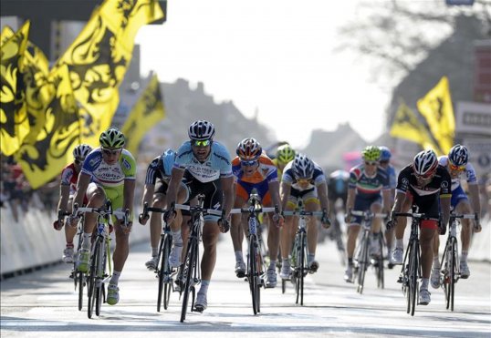 A decision whether or not to go ahead with the Ghent-Wevelgem classic will be made later this afternoon after a snowstorm swept through Belgium.