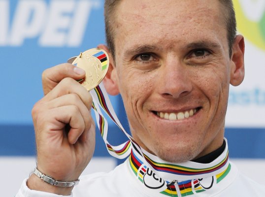 Belgium's Philippe Gilbert has won the men's road race at the UCI Road World Championships.